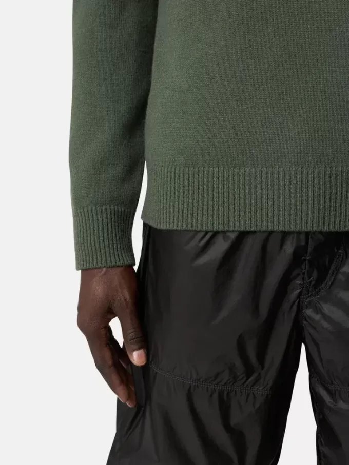 Rundhalset sweater med detaljer i omvendt strik